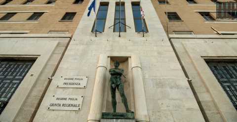 Bari, razionalismo anni 30 e statue imperiose:  il Palazzo della Presidenza della Regione
